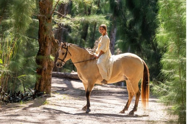 Mái tóc màu nâu khói tự nhiên cùng đường nét gương mặt sắc sảo, thanh thoát và nụ cười rạng rỡ giúp Arabella Rose Kushner trông cực kỳ cuốn hút.