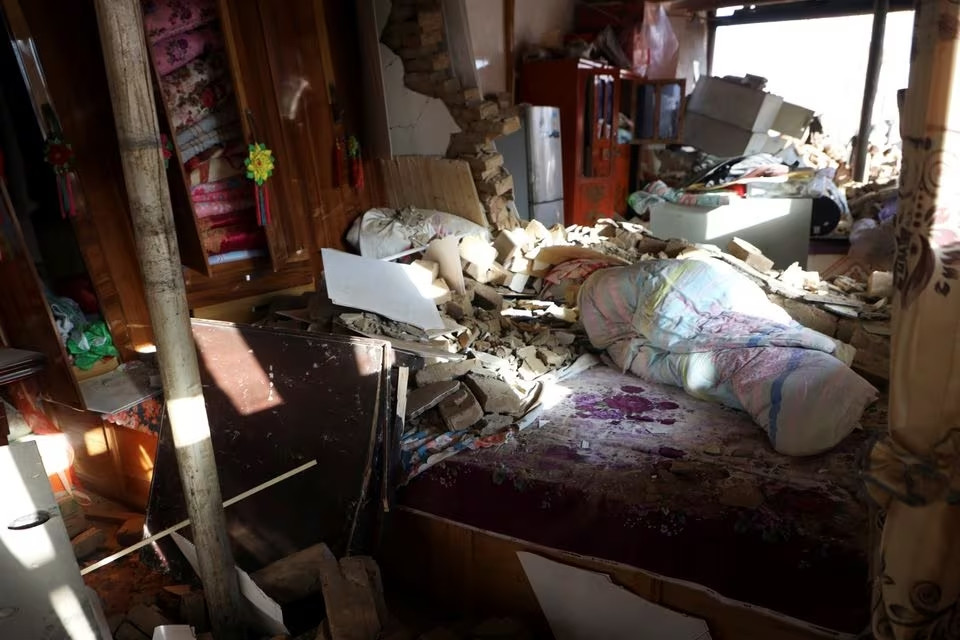 Theo Tân Hoa xã, ông Tập đã yêu cầu chính quyền địa phương ứng cứu, điều trị kịp thời những người bị thương nhằm giảm thiểu thương vong, đồng thời theo dõi chặt chẽ tình hình động đất, diễn biến thời tiết để ngăn ngừa thiên tai thứ cấp. Ảnh: Reuters.