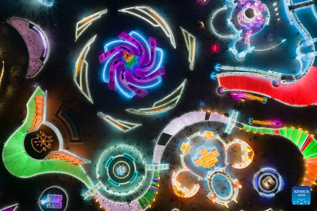 Công nghệ trang trí tác phẩm điêu khắc băng bao gồm từ các phương thức hiện đại (dùng đèn laze) đến truyền thống (đèn lồng băng). Ảnh: Xinhua.