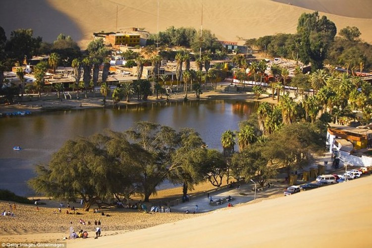  Làng Huacachina, hay chính xác hơn là một ốc đảo giữa lòng sa mạc Peru, chỉ khoảng 100 dân sinh sống được thiên nhiên ban tặng một phong cảnh huyền ảo.