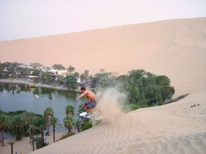 Giờ đây, cơ sở hạ tầng ở làng Huacachina đã hoàn chỉnh với nhiều cửa hàng, quán xá, nhà trọ đến khách sạn đủ tiện nghi và cả thư viện cùng nhiều văn phòng du lịch phục vụ du khách.