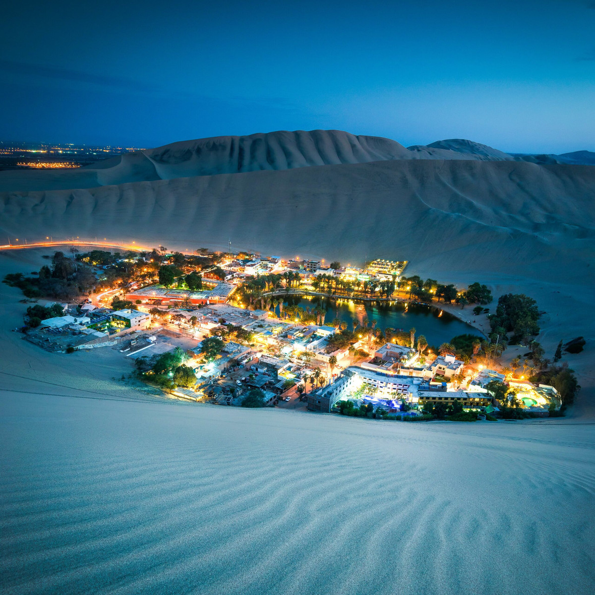 Khung cảnh ban đêm ở Huacachina trông vô cùng lung linh và thu hút. Ảnh: Gettty, Wordpress.