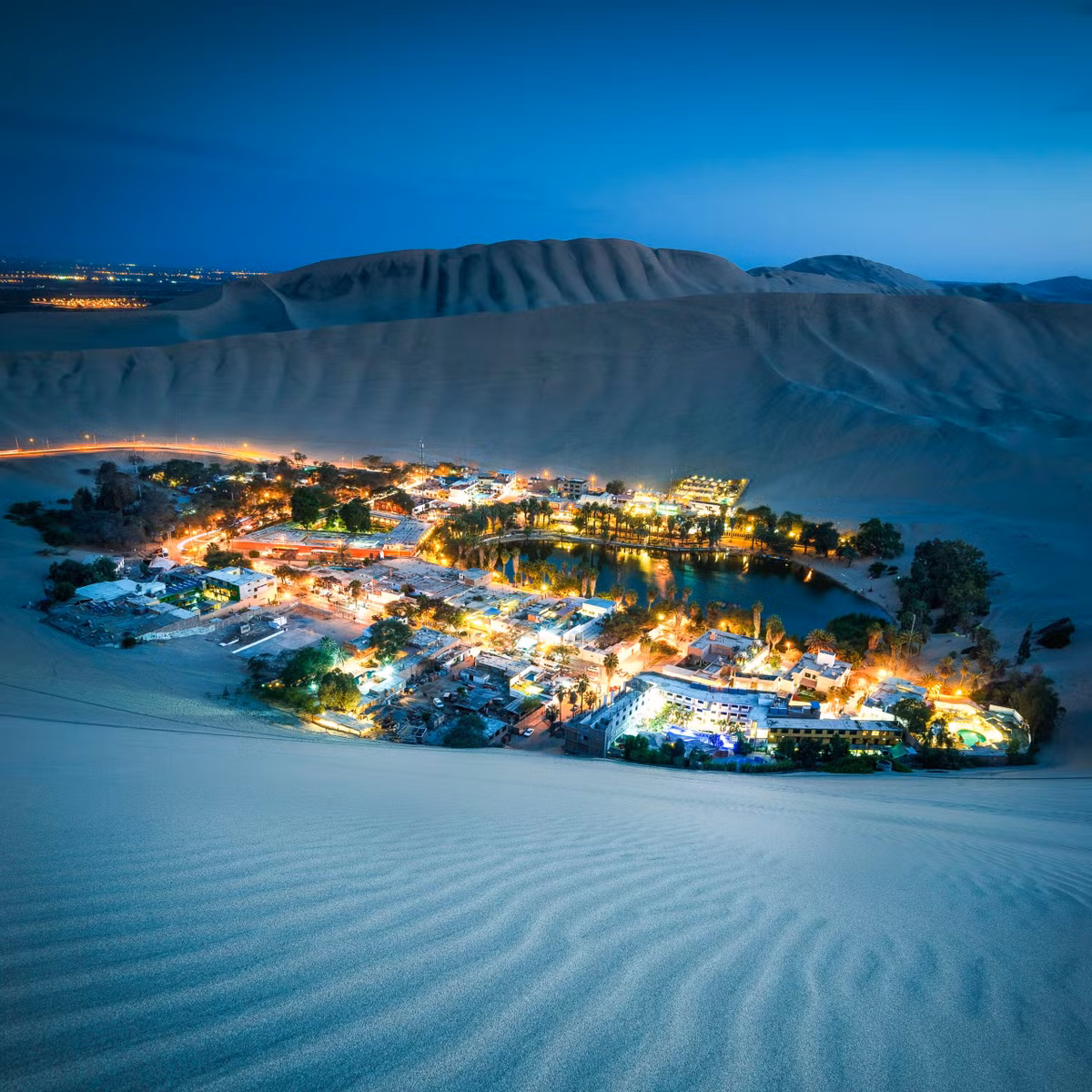 Khung cảnh ban đêm ở Huacachina trông vô cùng lung linh và thu hút. Ảnh: Gettty, Wordpress.