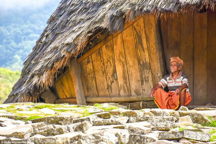 Khi tới ngôi làng cổ biệt lập này, du khách phải gõ kẻng để trưởng làng biết có người tới thăm. Ngôi làng Wae Rebo gồm 200 thành viên và lối sống của họ rất đơn sơ và gần như không bị ảnh hưởng bởi thế giới hiện đại.