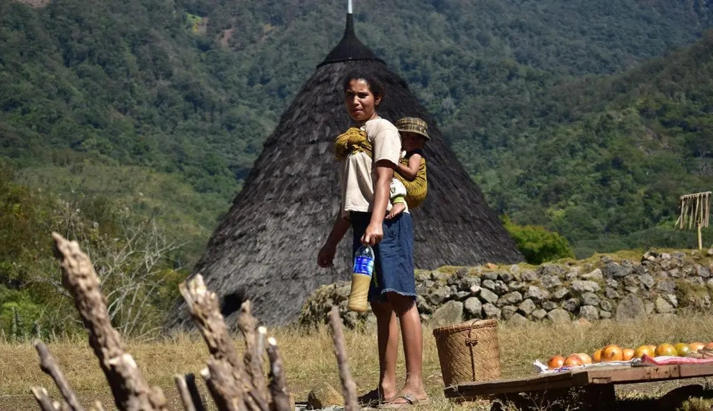 Sự biệt lập của ngôi làng hạn chế số lượng khách du lịch đến với Wae Rebo. Tuy nhiên nó sẽ làm cho chuyến đi nhiều hơn về trải nghiệm.