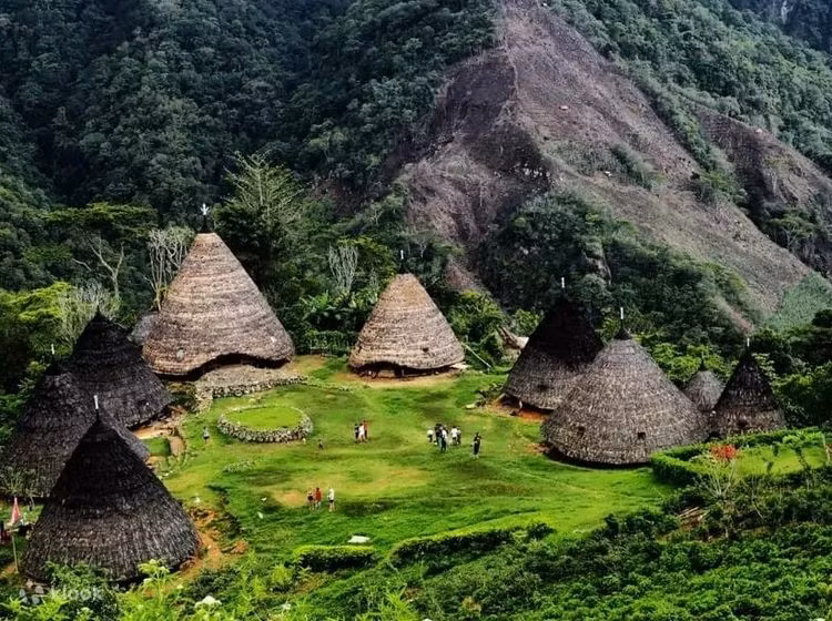 Để đến được làng Wae Rebo, du khách phải trải qua một cuộc hành trình đòi hỏi sự kiên nhẫn và chịu khó, bởi nơi đây không có con đường đi ô tô tiện lợi.