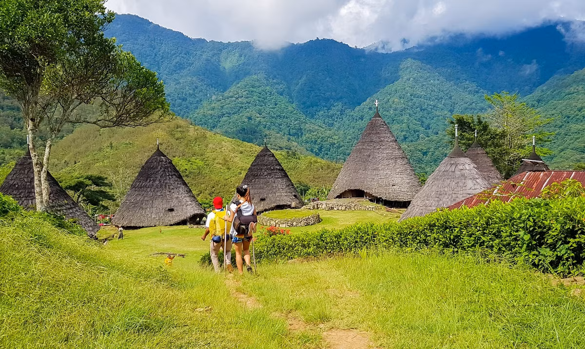 Hành trình băng qua các cánh rừng già rồi dọc theo những con dốc đá và dòng suối xinh đẹp mang đến trải nghiệm tuyệt vời cho du khách.