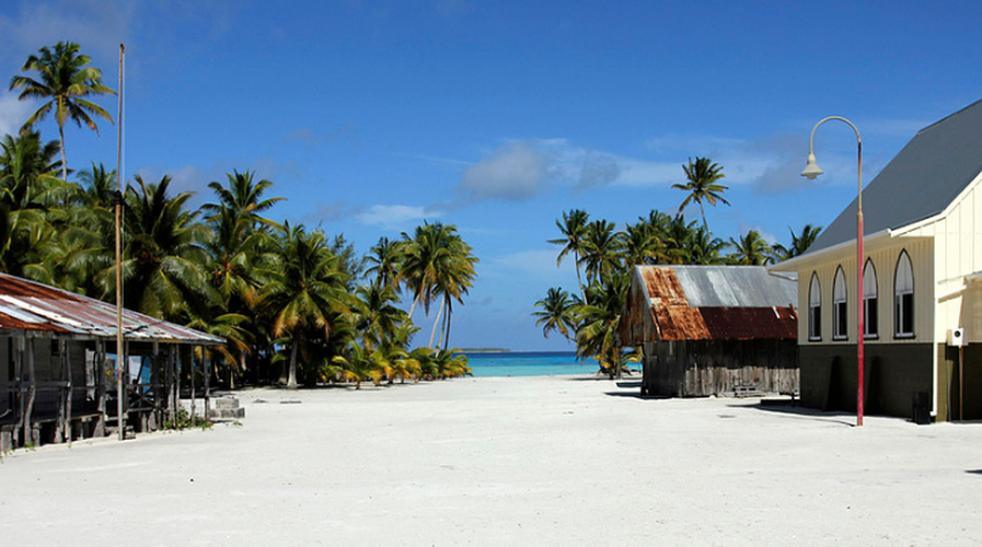 Chỉ có một trạm điện thoại trong khi không có sân bay, cửa hàng trên đảo này. Ngoài ra, cư dân trên đảo chỉ có thể sử dụng điện và internet 2 tiếng mỗi ngày.