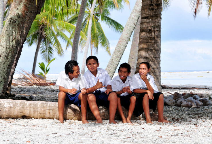 Những cư dân đầu tiên định cư trên đảo này là William Marsters cùng 3 bà vợ của ông vào năm 1863. Hiện tại, toàn bộ 62 cư dân trên đảo Palmerston đều là thành viên gia đình William Marsters. Đây là hòn đảo thuộc sở hữu gia đình.