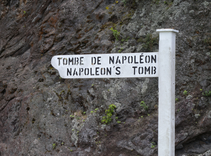 Đảo núi lửa này chính là nơi Hoàng đế Napoleon đã sống những ngày cuối đời và qua đời vào năm 1821.