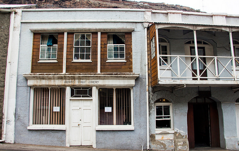 Ngày nay, khoảng 4.088 người đang định cư trên hòn đảo này. Mặc dù nằm ở vị trí xa xôi, nhưng người dân trên đảo vẫn được sử dụng điện, internet, sân bay mới.