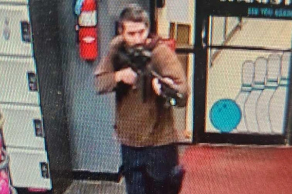 Xa sung o My khien 22 nguoi chet, lo danh tinh nghi pham