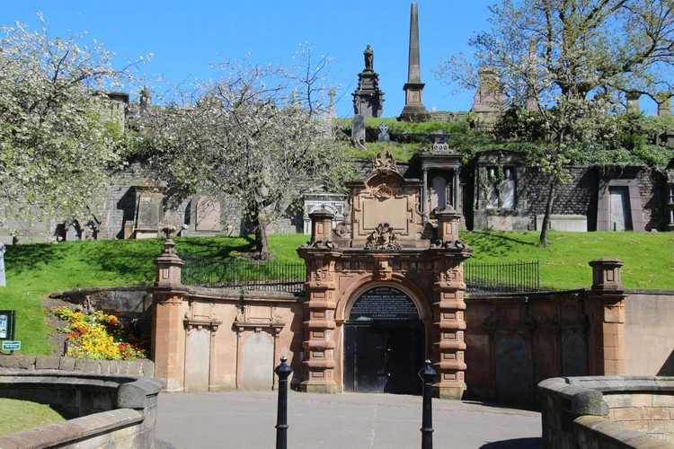 Theo ước tính, 50.000 nghìn người đã được chôn cất tại nghĩa trang Glasgow Necropolis ở Scotland.