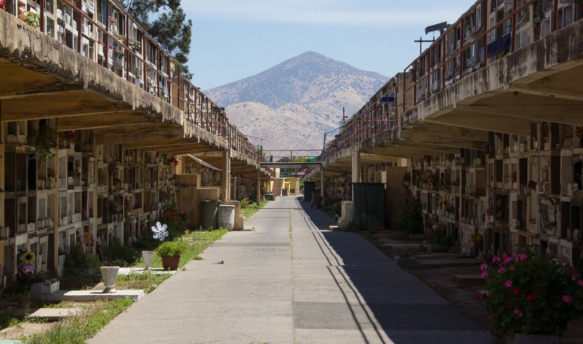Nghĩa trang Genera ở Santiago, Chile, là nơi yên nghỉ của hơn 2 triệu người. Nơi này bao gồm nhiều ngôi mộ nhỏ cho tới các lăng mộ có kiến trúc ấn tượng.