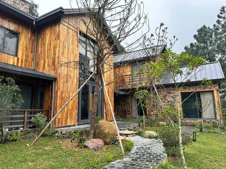 Lối đi được lát đá màu ghi tạo nét cổ kính.