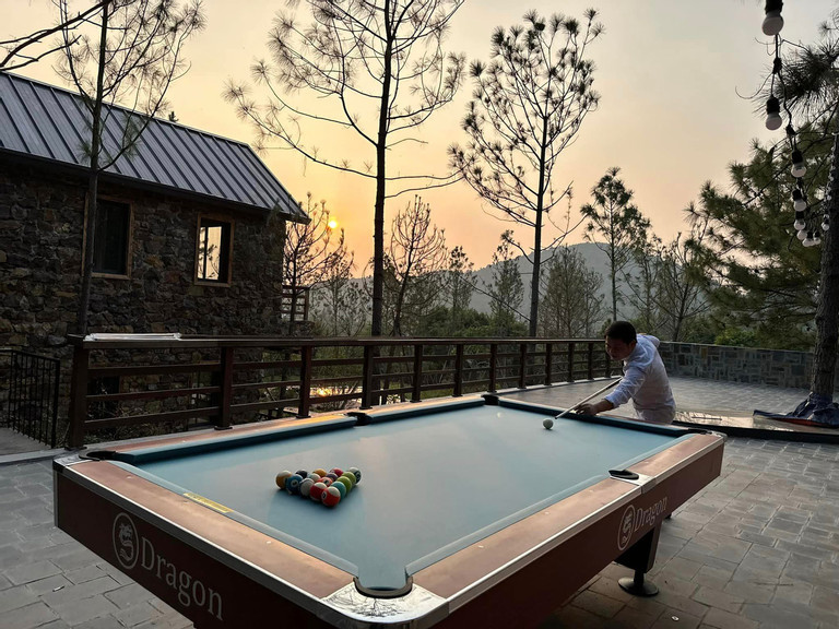 Nam ca sĩ và gia đình dành những ngày cuối tuần nghỉ ngơi và lấy lại tinh thần cho tuần làm việc mới. Đây là căn biệt thự thứ 3 của ca sĩ Trọng Tấn. Hai căn trước một ở Hà Nội, và một ở Thanh Hoá cũng đều rất đẹp.