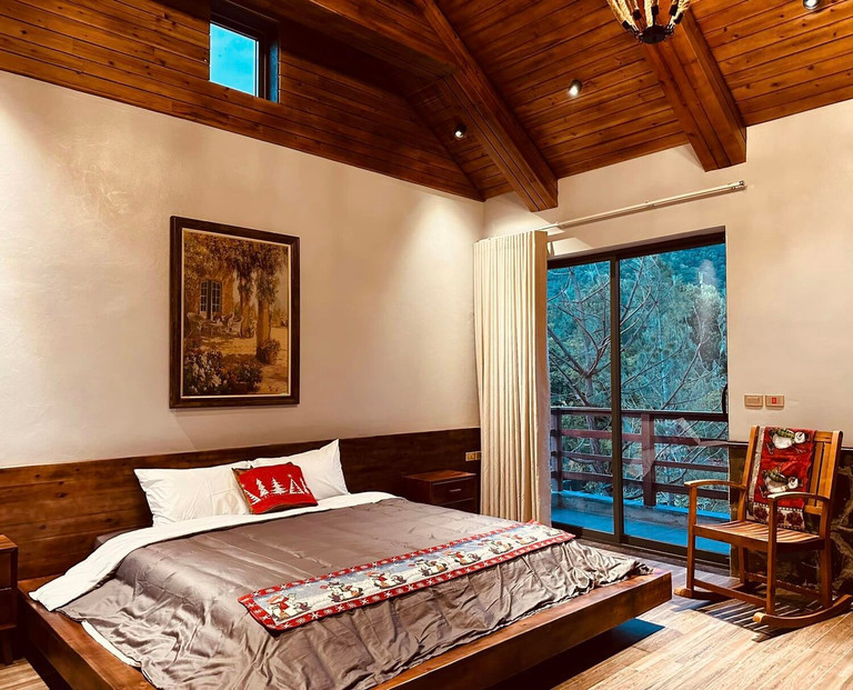 Các phòng ngủ đều có cửa sổ lớn nhìn ra đồi thông.