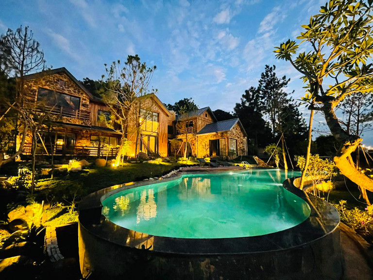 Ca sĩ Trọng Tấn thiết kế bể bơi nhỏ xinh, uốn lượn.