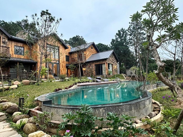 Nhiều bạn bè tới thăm biệt thự gỗ giữa đồi thông tại Sóc Sơn của "hoàng tử nhạc đỏ" Trọng Tấn đã không khỏi trầm trồ vì "đẹp như đang ở căn nhà cổ tích nước Anh".