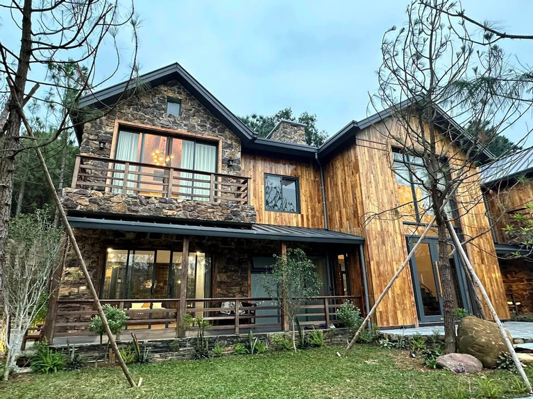 Căn nhà được xây bằng gạch, sau đó ốp gỗ và đá bên ngoài tạo vẻ cổ kính. 