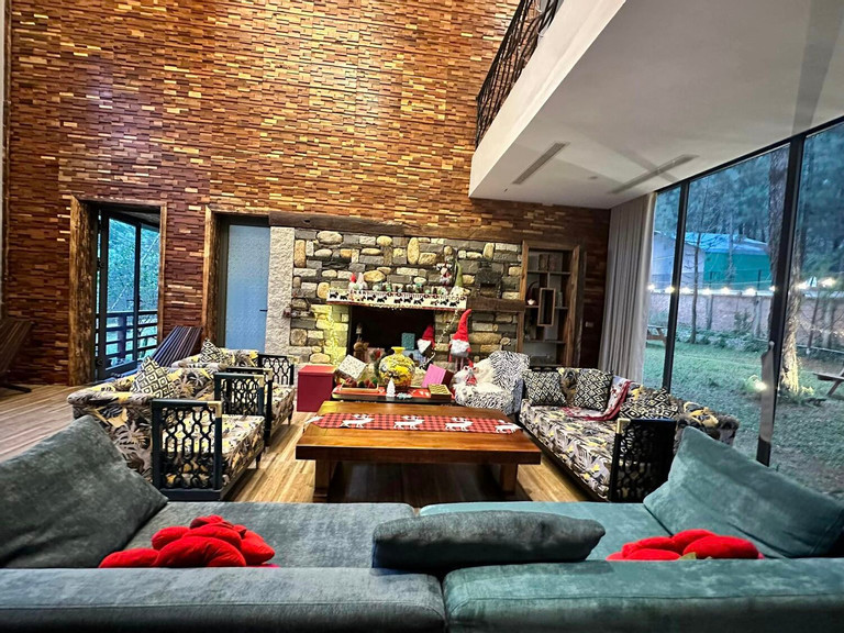 Phòng khách, nam ca sĩ trang hoàng để đón lễ Giáng sinh sắp tới.