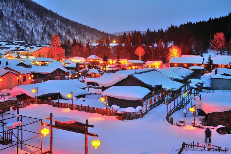 Du khách nên ở lại làng Tuyết Hương Trung Quốc vào ban đêm để thấy vẻ đẹp lung linh của nơi này. Khi đêm xuống, ngôi làng được thắp đèn lung linh, vẽ nên một không gian lãng mạn và ấm áp. Ảnh: IT.