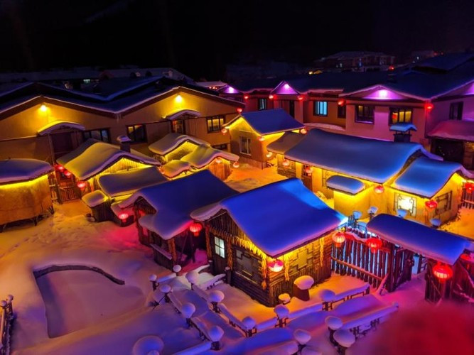 Ngôi làng này gây ấn tượng với những ngôi nhà gỗ nhỏ xinh phủ đầy tuyết trắng giống hệt như truyện cổ tích.