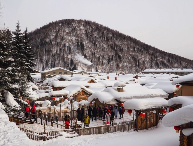 Đến đây vào mùa mưa tuyết, bạn có cảm giác như lạc chân giữa xứ sở thần tiên. Khi mà đâu đâu cũng là lớp tuyết dày trắng xóa bao trùm cả không gian.