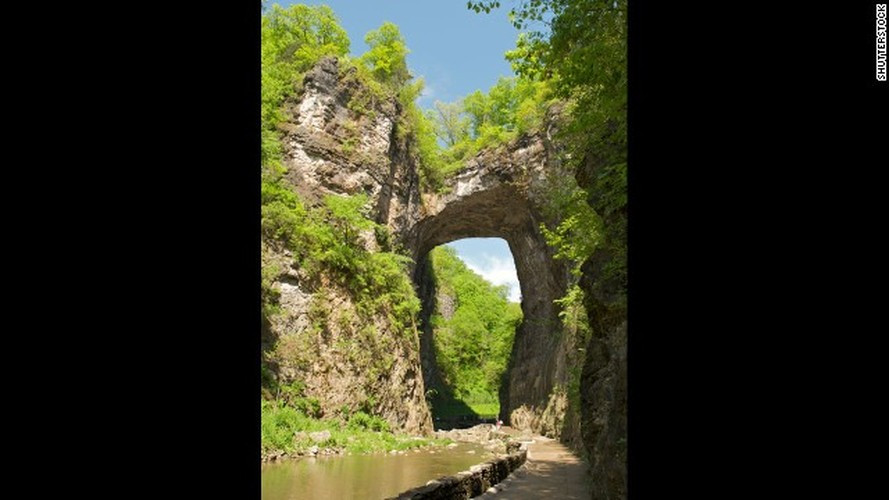 Đã từ lâu, cây cầu tự nhiên này ở Virginia là nơi rất thiêng liêng với người Monacans và là một trong những kỳ quan thiên nhiên đầu tiên được công nhận của Virginia. Cây cầu được tạo ra bởi một dòng suối ngầm chảy qua một hang động. Trước kia, nó từng thuộc sở hữu của Tổng thống Mỹ Thomas Jefferson.