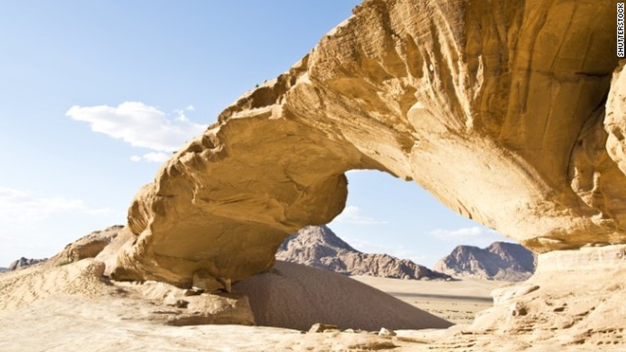 Những cây cầu tự nhiên trong Khu bảo tồn Wadi Rum, miền nam Jordan, cũng là một lựa chọn tuyệt vời cho những du khách yêu nét đẹp của thiên nhiên.