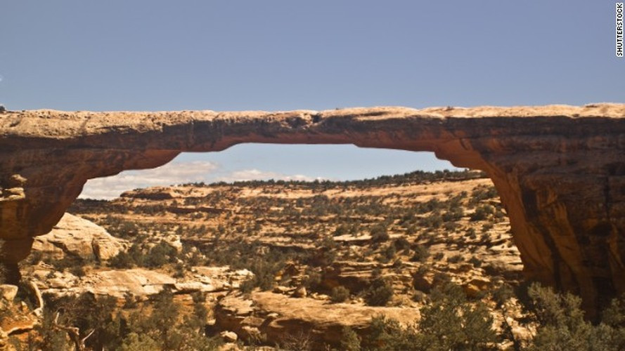 Đây là cây cầu tự nhiên Owachomo, 1 trong 3 cây cầu nổi tiếng của National Bridges National Monument ở Utah, Mỹ. Chúng đã được mẹ thiên nhiên chạm khắc trong hàng triệu năm qua (Nguồn: CNN)