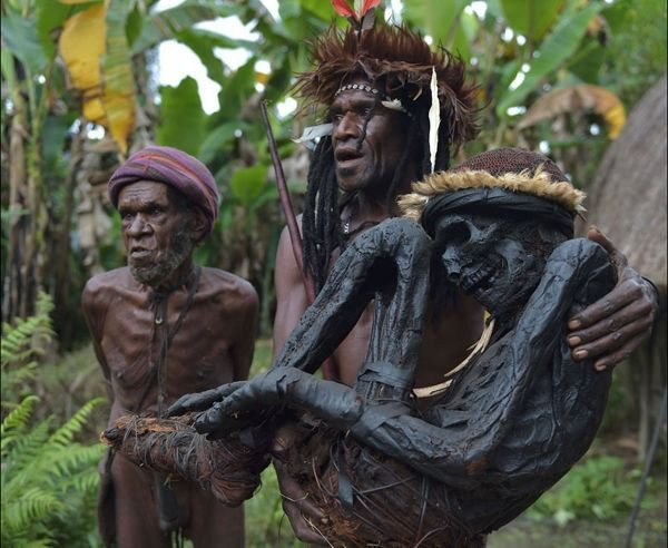 Rùng rợn bộ tộc có hủ tục cắt đốt ngón tay khi người thân mất - Hình 3 Rung ron bo toc co hu tuc cat dot ngon tay khi nguoi than mat-Hinh-3