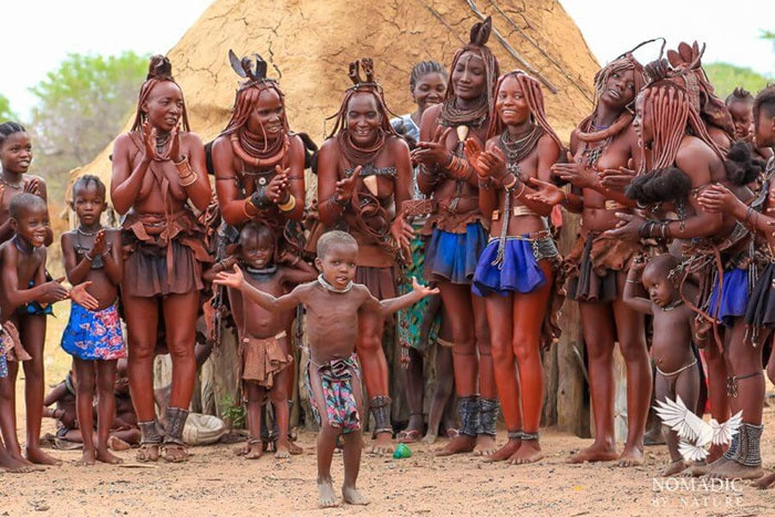 Phụ nữ ở bộ lạc Himba cả đời chỉ tắm một lần duy nhất Phu nu o bo lac Himba ca doi chi tam mot lan duy nhat
