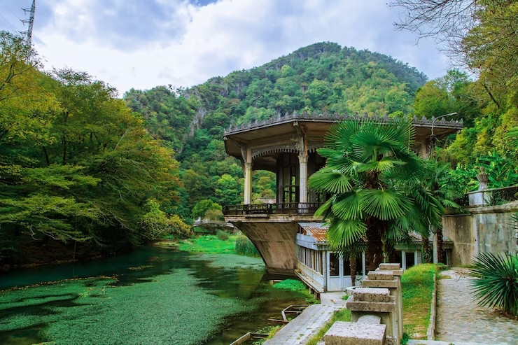 Ga xe lửa Psyrtskha, Abkhazia: Nhà ga tuy bị bỏ hoang từ lâu nhưng các đường ray xung quanh vẫn được sử dụng. Ngày nay, nơi này đã trở thành điểm đến thu hút các nhiếp ảnh gia muốn chụp lại kiến trúc độc đáo của nó. Ảnh: Freepik.