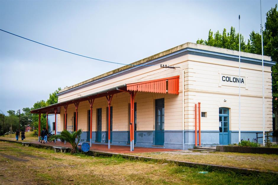 Ga xe lửa Colonia del Sacramento, Uruguay: Ga tàu bỏ hoang này nhìn từ xa vẫn giữ được nét tươi mới như thời còn hoạt động. Ảnh: Shutterstock.