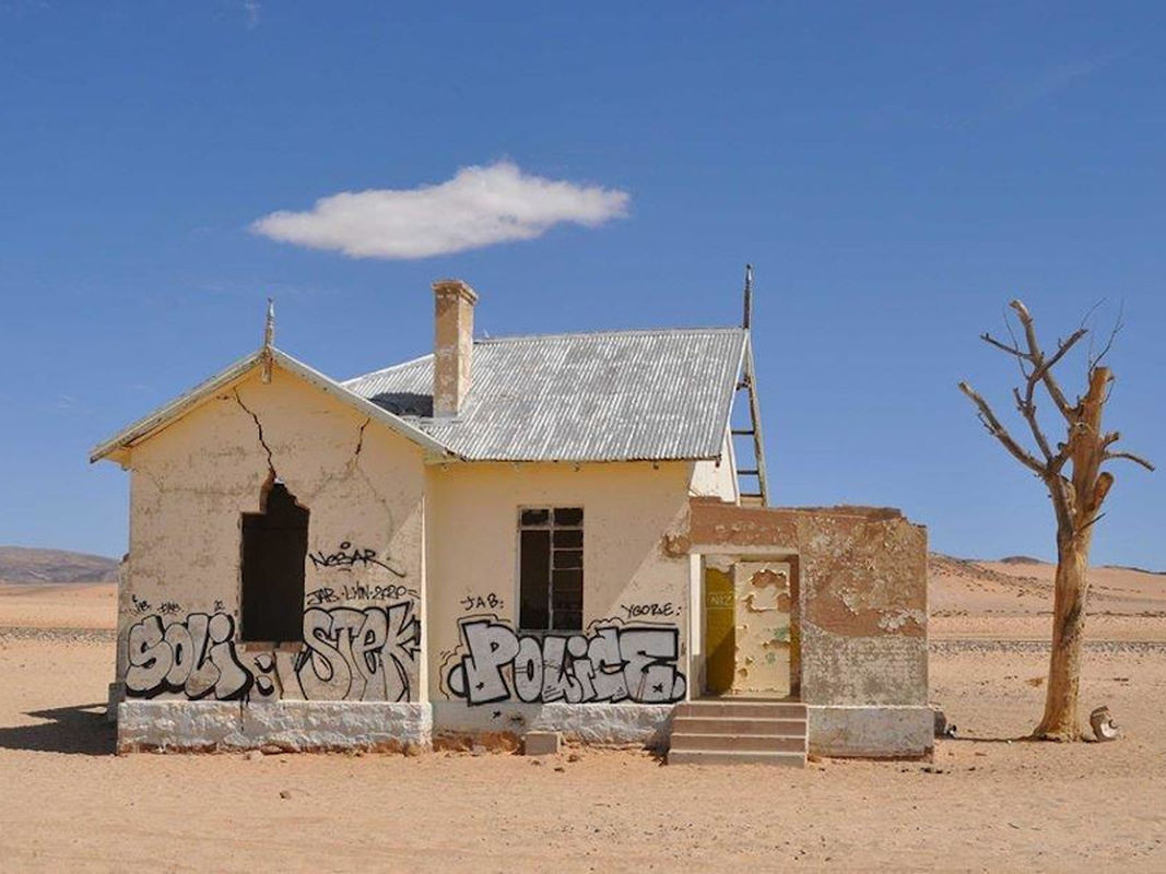 Ga Garub (Namibia): Sau nhiều năm bỏ hoang, nhà ga này giờ trở thành điểm chụp hình nổi tiếng Namibia. Du khách đến đây được cảnh báo nên cẩn thận với những bầy ngựa hoang gần nhà ga. Ảnh: Mamibian.