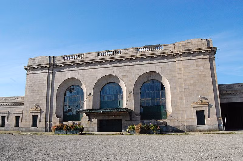 Nhà ga 16th Street, Mỹ: Nhà ga này mang kiến trúc phong cách Beaux-Arts, gồm những cửa sổ hình vòm khổng lồ. Ngày nay, nó được sử dụng làm phim trường cùng với kế hoạch tái phát triển quy mô lớn. Ảnh: Wikipedia.