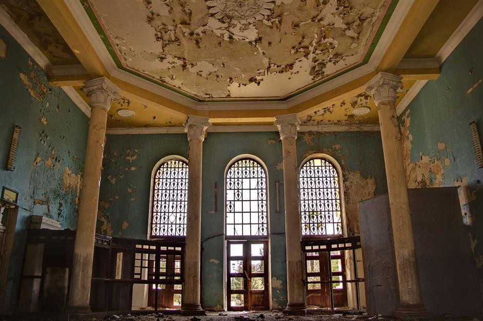 Nhà ga Gudauta, Abkhazia: Ga được thành lập từ thời Liên Xô và bị bỏ hoang từ những năm 1990. Ngày nay, nhà ga chỉ còn lại những tàn dư đổ nát, nhưng vẫn thu hút khách du lịch check-in. Ảnh: Shutterstock.