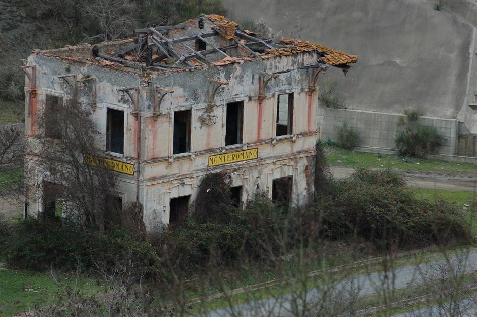 Monte Romano, Ý: Nhà ga bỏ hoang Monte Romano được xây dựng để kết nối cảng biển của Rome vào cuối thế kỷ 19. Tuyến đường này đã ngừng hoạt động vào năm 1961. Ngày nay, tuyến đường sắt cũ này được người đi bộ và người đi xe đạp leo núi sử dụng làm tuyến đường. Ảnh: Shutterstock.