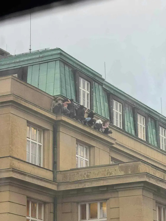 Xả súng 15 người chết ở Czech: Nghi phạm sinh viên sát hại bố? - Hình 2 Xa sung 15 nguoi chet o Czech: Nghi pham sinh vien sat hai bo?-Hinh-2