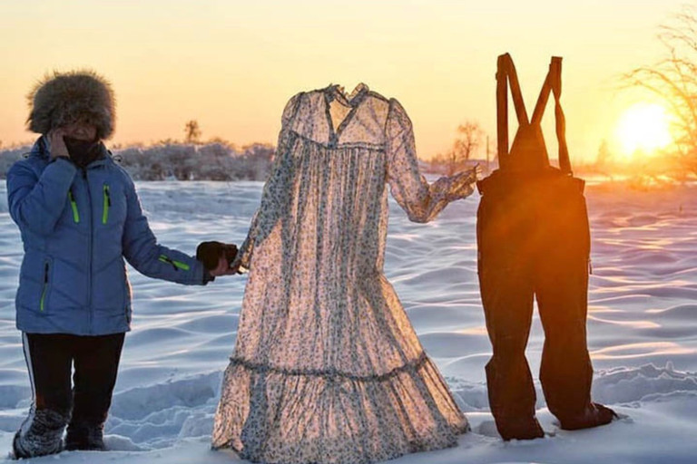 Tại Cộng hòa Sakha ở phía Đông Bắc Siberia, nơi tọa lạc của Yakutsk - một trong những thành phố lạnh nhất thế giới, nhiệt độ xuống dưới -50 độ C, theo các trạm thời tiết trong khu vực. Ảnh quần áo đóng băng chỉ sau vài phút dưới cái lạnh -50 độ C. Ảnh Siberia Times.