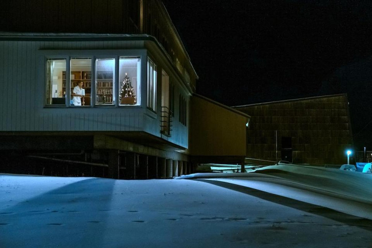 Lệnh cấm kỳ lạ được ban hành tại thị trấn này từ năm 1950 khi nhà chức trách phát hiện những thi thể người chết vì dịch cúm vào năm 1917 được chôn cất trong nghĩa trang của thị trấn Longyearbyen không hề bị phân hủy do thời tiết ở đây rất lạnh. 