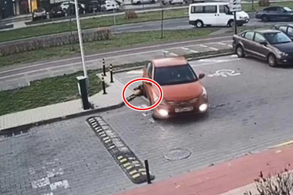 Lai xe bat can, ba me can qua nguoi con trai 5 tuoi