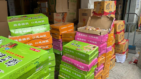 Ngày 15/8, Đoàn kiểm tra của Đội QLTT số 24 (Cục QLTT TP Hà Nội) bất ngờ kiểm tra hộ kinh doanh cửa hàng bánh kẹo Dũng Hải tại địa chỉ số nhà 46, thôn Chùa Tổng, xã La Phù, Huyện Hoài Đức, TP Hà Nội. 