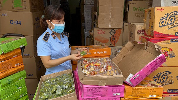 Chủ cửa hàng là ông Nguyễn Công Dũng, không xuất trình được hóa đơn chứng từ của lô bánh trung thu, đồng thời khai nhận, gần Tết Trung thu nhu cầu tiêu thụ cao nên đã nhập hàng trôi nổi trên thị trường về phục vụ nhu cầu của người dân. 