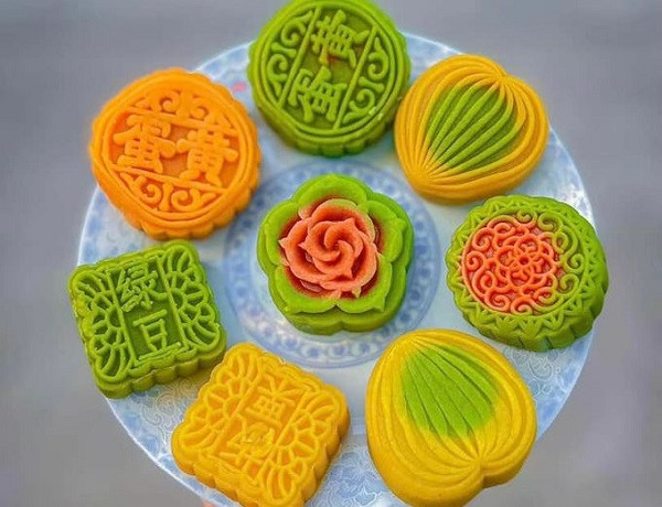 Thời gian sử dụng loại bánh này được giới thiệu lên đến 6 tháng với màu sắc bắt mắt. Ảnh: Q.T. 