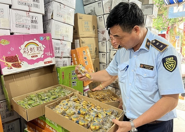 Trước đó, ngày 6/7, Đội QLTT số 24 cũng kiểm tra và tạm giữ 5.100 chiếc bánh trung thu do nước ngoài sản xuất, có nhãn chữ bằng tiếng nước ngoài, không có hóa đơn, chứng từ chứng minh nguồn gốc, xuất xứ. 