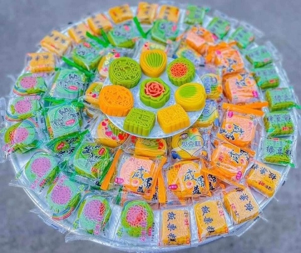 Phần lớn những chiếc bánh trung thu mini đều được đóng gói sơ sài, trên bao bì in hoàn toàn bằng chữ nước ngoài, không hề có nhãn mác tiếng Việt. Điều này khiến nhiều người lo ngại về an toàn thực phẩm.