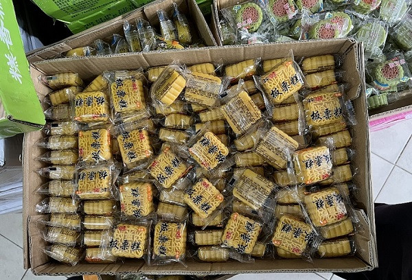 Lô hàng này thuộc về hộ kinh doanh Phan Thị Nhàn tại xóm Chùa Tổng, xã La Phù, huyện Hoài Đức, Hà Nội. Bà Nhàn cho biết số hàng hóa trên được mua trôi nổi trên thị trường về bán kiếm lời và đều không có hóa đơn chứng từ. 