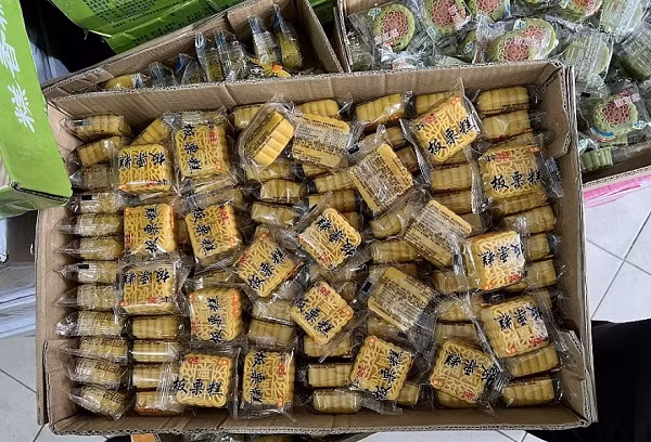 Lô hàng này thuộc về hộ kinh doanh Phan Thị Nhàn tại xóm Chùa Tổng, xã La Phù, huyện Hoài Đức, Hà Nội. Bà Nhàn cho biết số hàng hóa trên được mua trôi nổi trên thị trường về bán kiếm lời và đều không có hóa đơn chứng từ. 